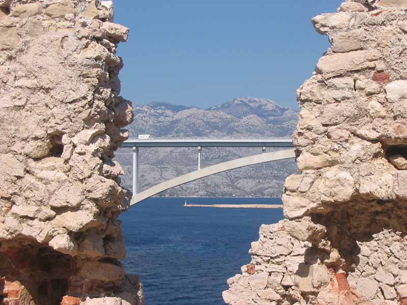 Die Brücke von der Ruine aus gesehen