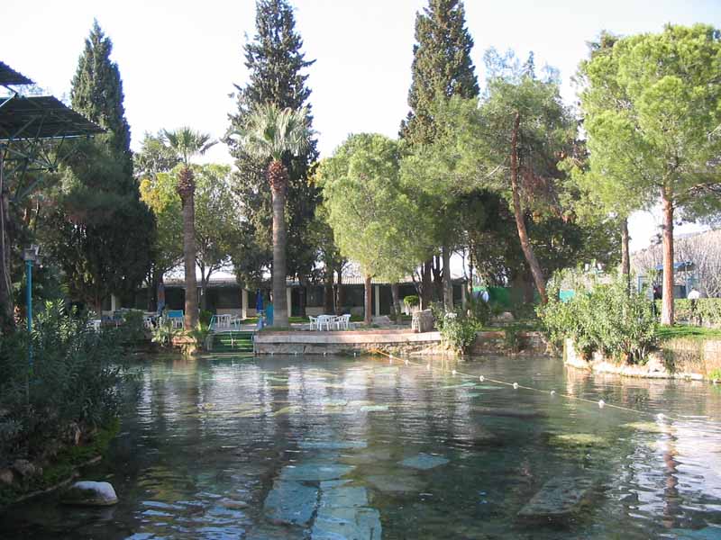 Das Thermalquell-Schwimmbecken in Pamukkale