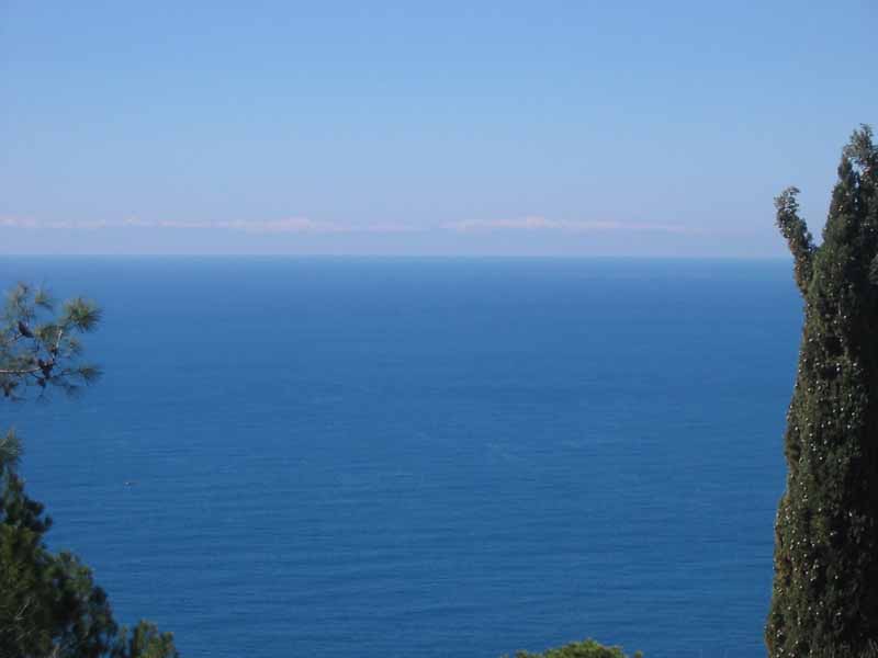 Blick von Alanya in Richtung Westen - im Hintergrund das Taurus-Gebirge über Kemer