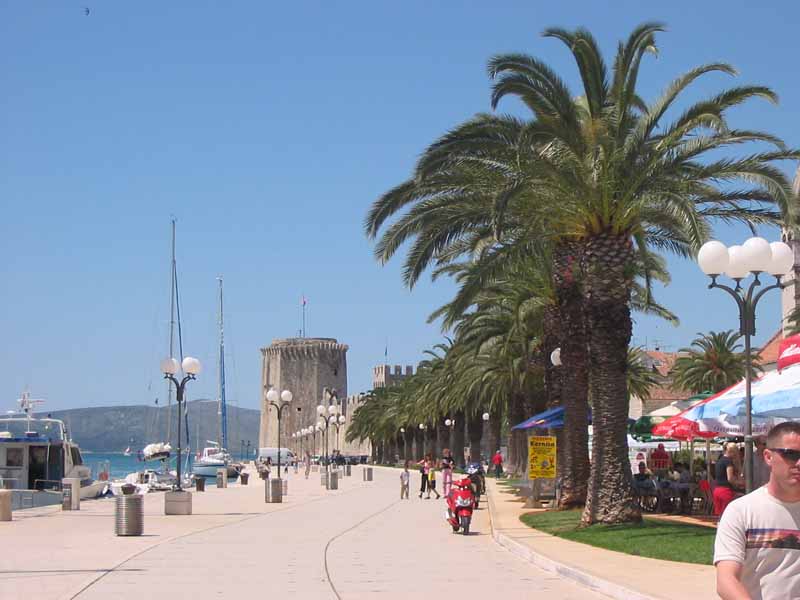 Trogirs palmenbestandene Hafen-Promenade