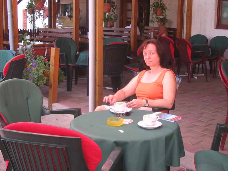 Gudrun im Cafe - erste Urlaubsaktivität
