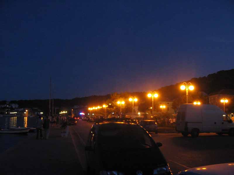 Hafenpromenade in Tisno am Abend