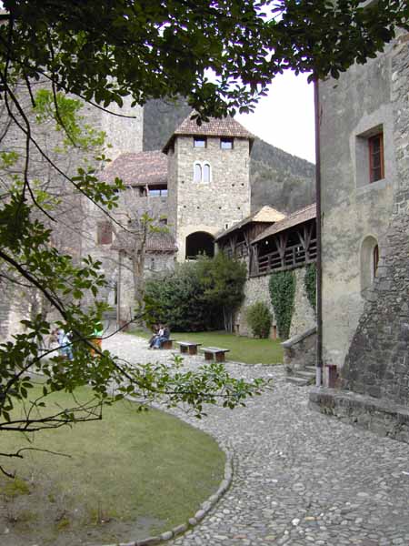 Burghof im Schloss Tirol