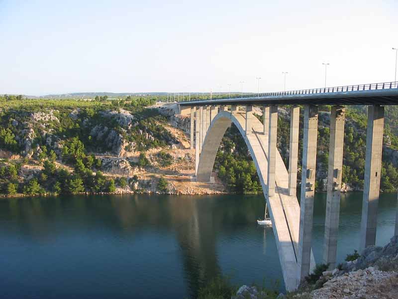 die neue Autobahnbrücke über die Krka
