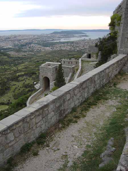 Die Burg Klis über Split (im Hintergrund)