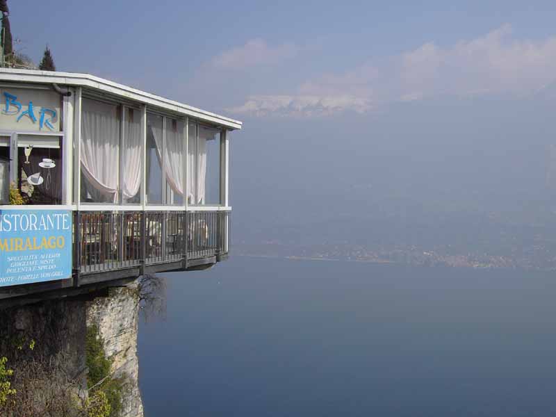 berühmte Ansicht des Restaurants Miralago in Tremosine - am gegenüberliegenden Ufer Malcesine