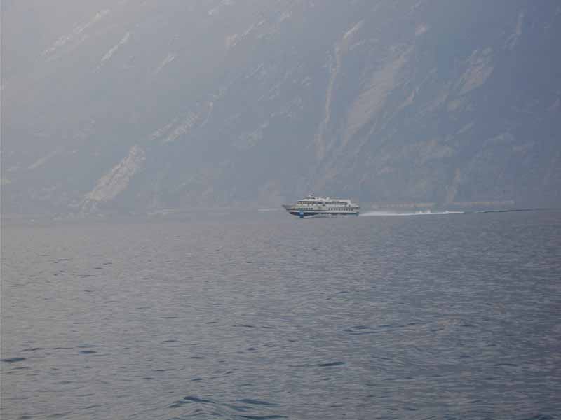 das Tragflächenboot fliegt über das Wasser