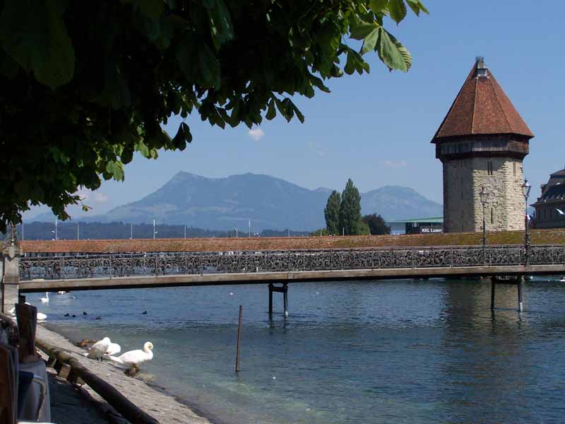 Luzern mit der Kapellbrücke - im Hintergrund die Rigi