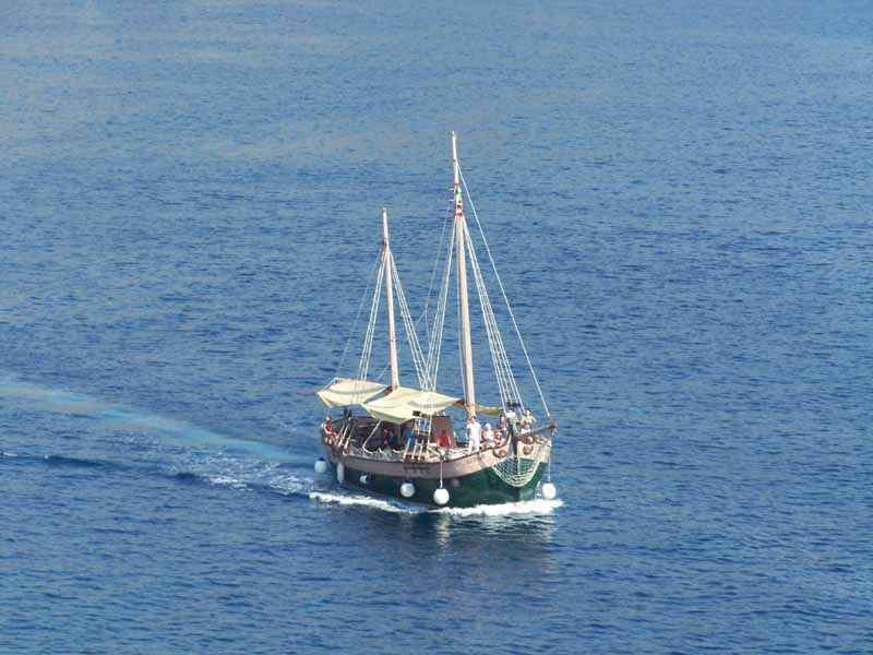 Ausflugsboot verläßt den Hafen in Dubrovnik