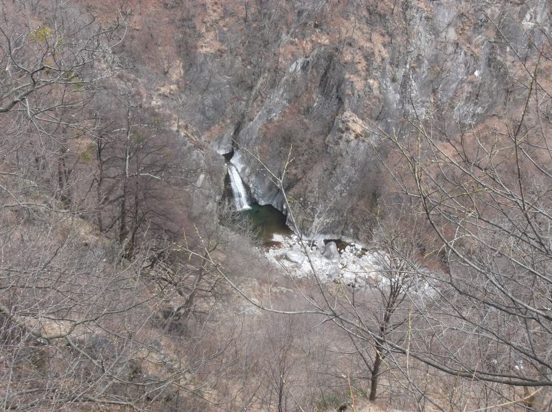 Tiefblick bei der Wanderung zur "Crotto Dangri"