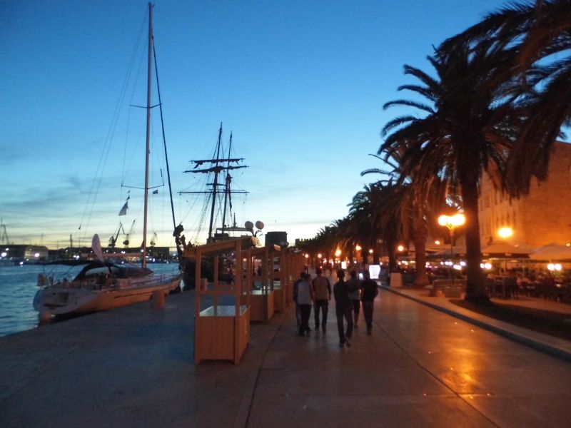 Hafenpromenade am Abend