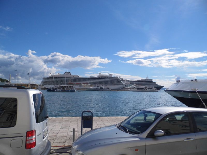 Hafen von Split mit 2 Kreuzfahrtschiffen