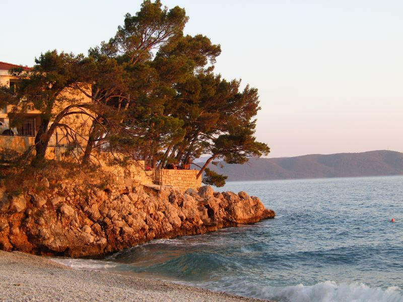 Strand in Zivogosce im Abendlicht