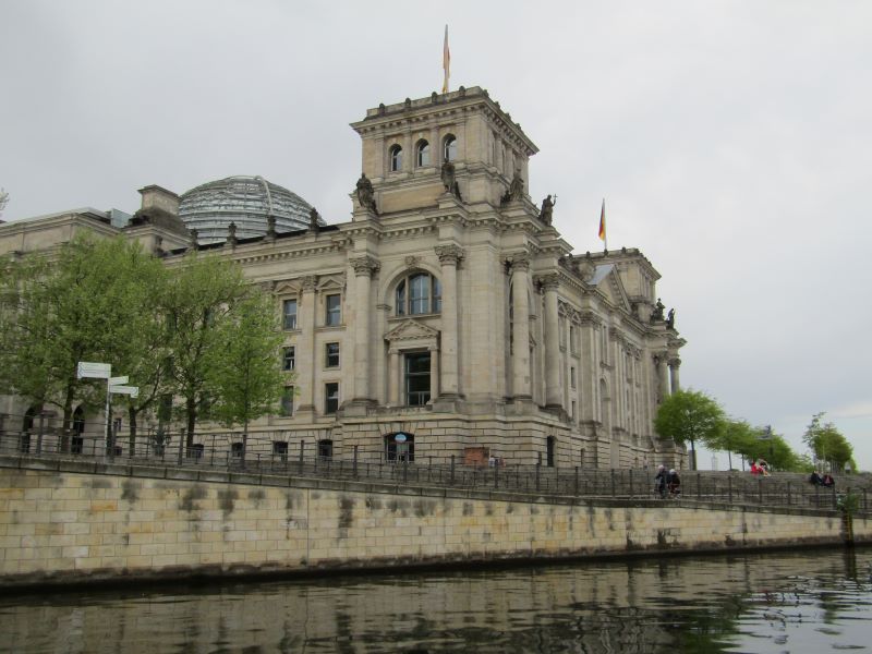 Reichstagsgebäude aus Sicht der Boote auf der Spree