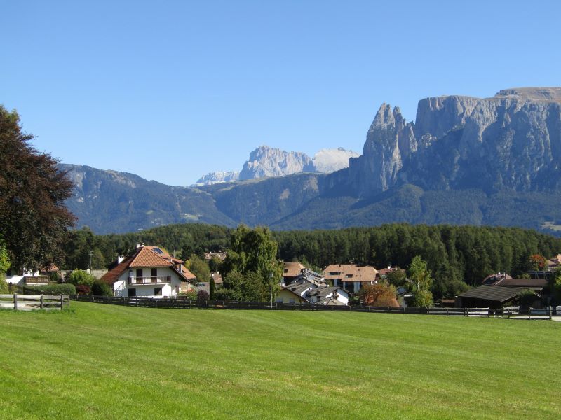 die Seiser Alm links des Schlern - im Hintergrund Lang- und Plattkofel