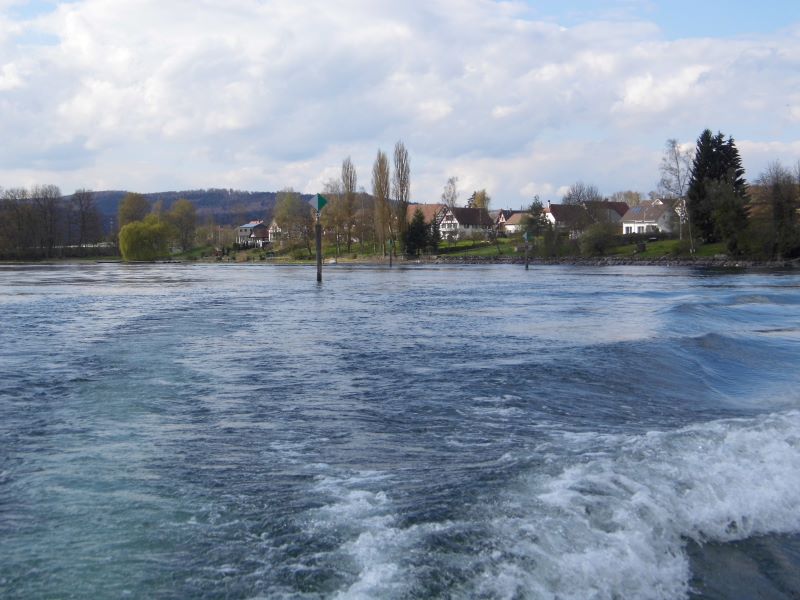 auf dem Hochrhein talwärts der Hemishofener Brücke