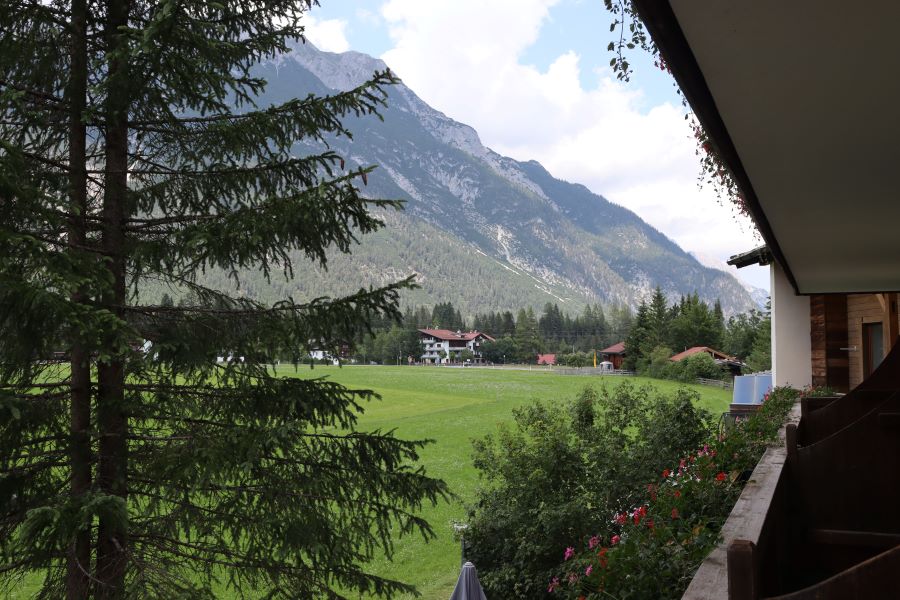 Balkon mit Sicht aufs Wettersteingebirge