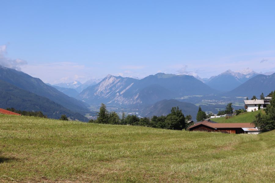 Inntal bei Telfs-Pfaffenhofen, rechts das Mieminger Plateau