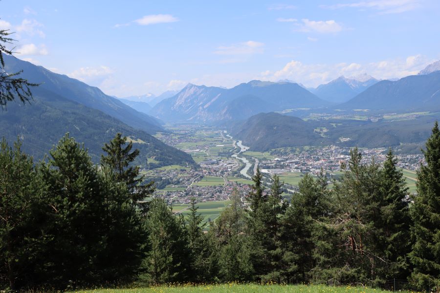 Inntal bei Telfs-Pfaffenhofen, rechts das Mieminger Plateau