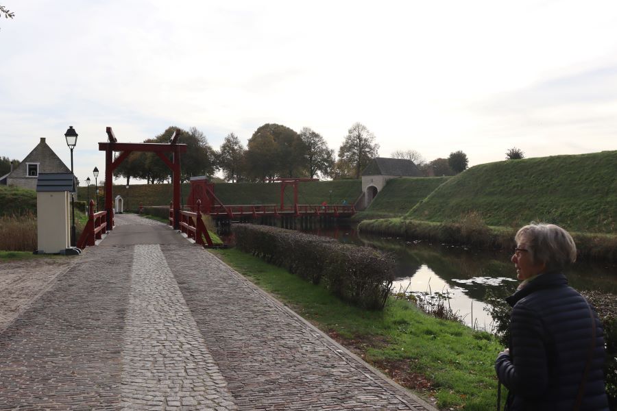 rechts der zweite (innere) Zugang