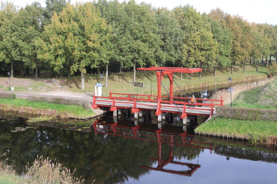 Brücke über einen außenliegenden Wasserarm