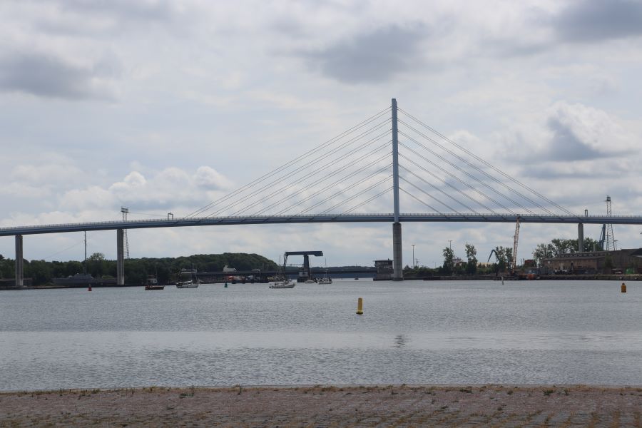 neue (oben) und alte Strelasundbrücke