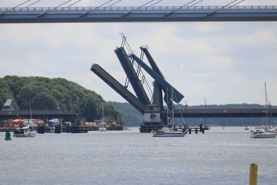 die Klappbrücke öffnet sich