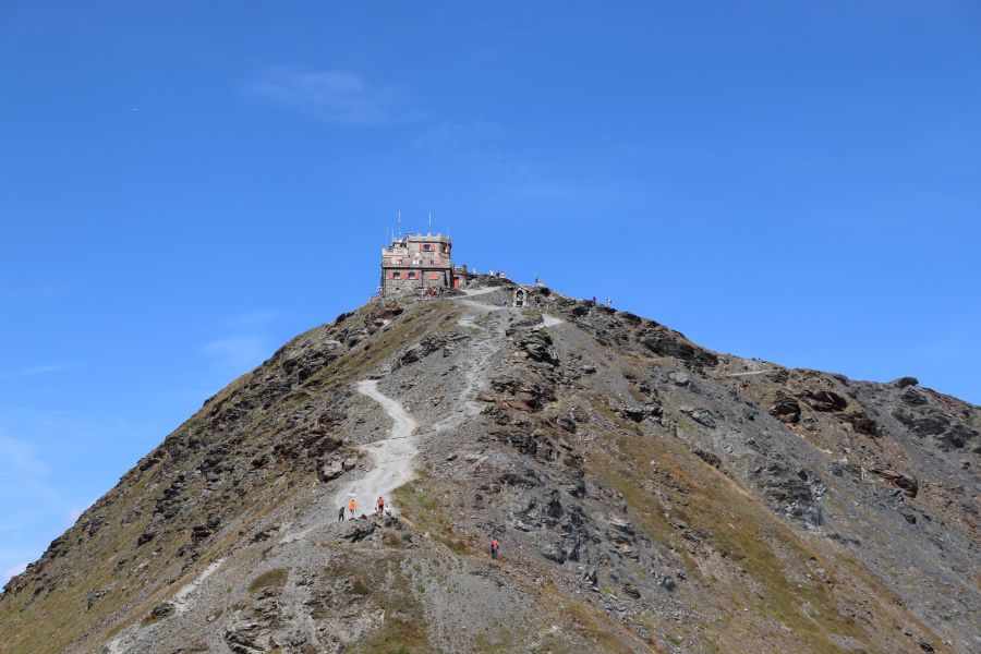 das Rifugio auf dem Grat nördlich der Passhöhe