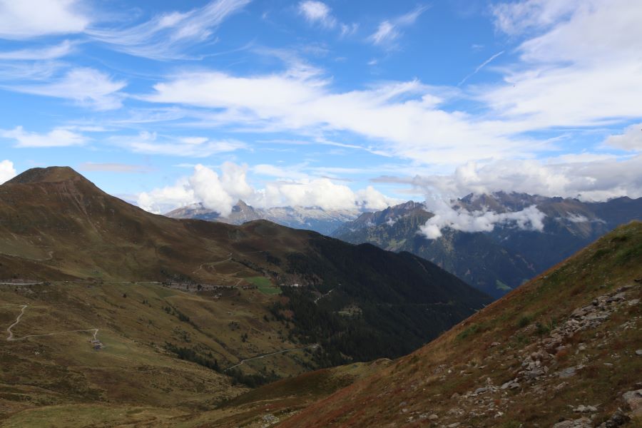 die quer verlaufende Einkerbung ist das Eisacktal südlich von Sterzing